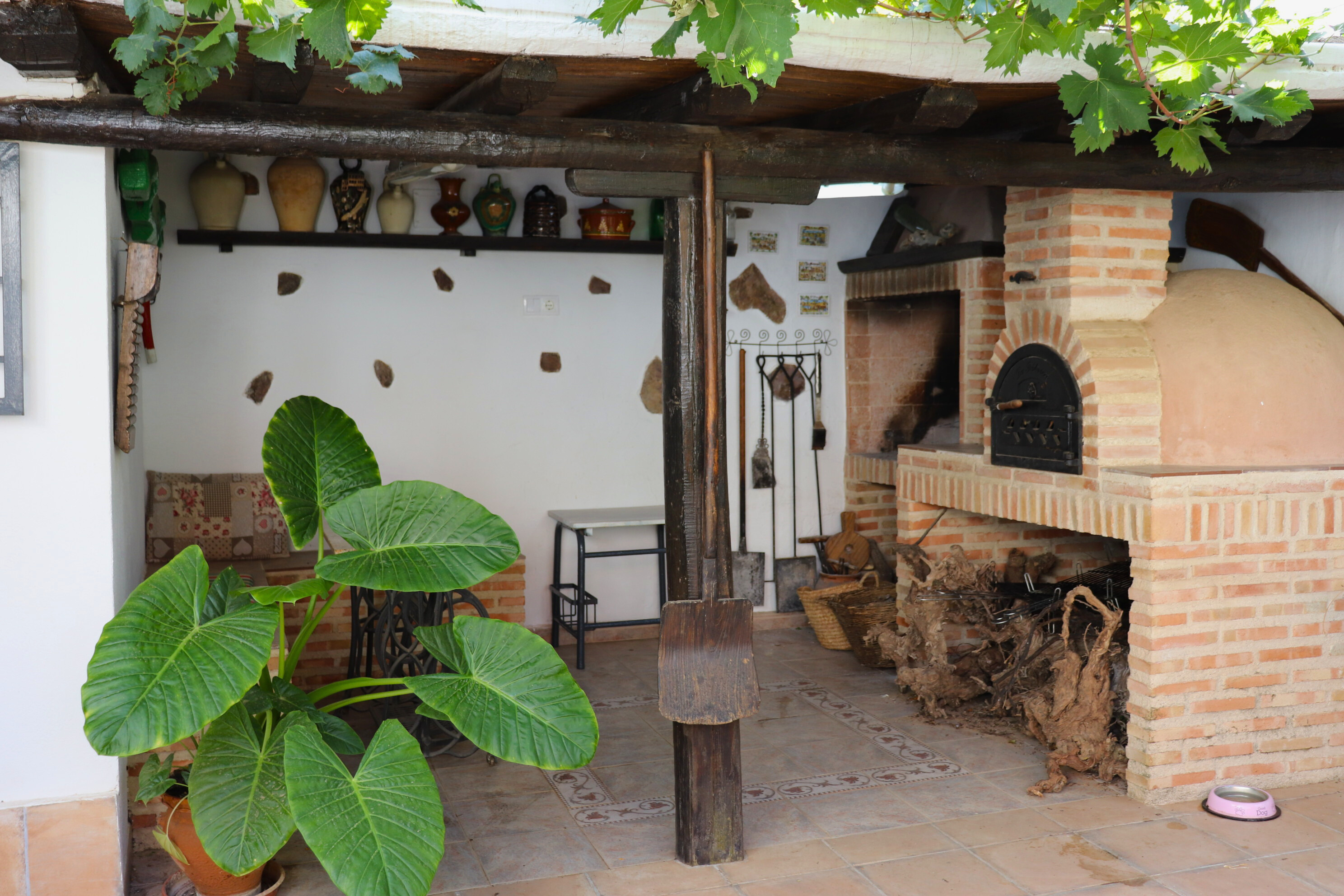 Barbacoa cubierta en el patio de Casa Eufemia