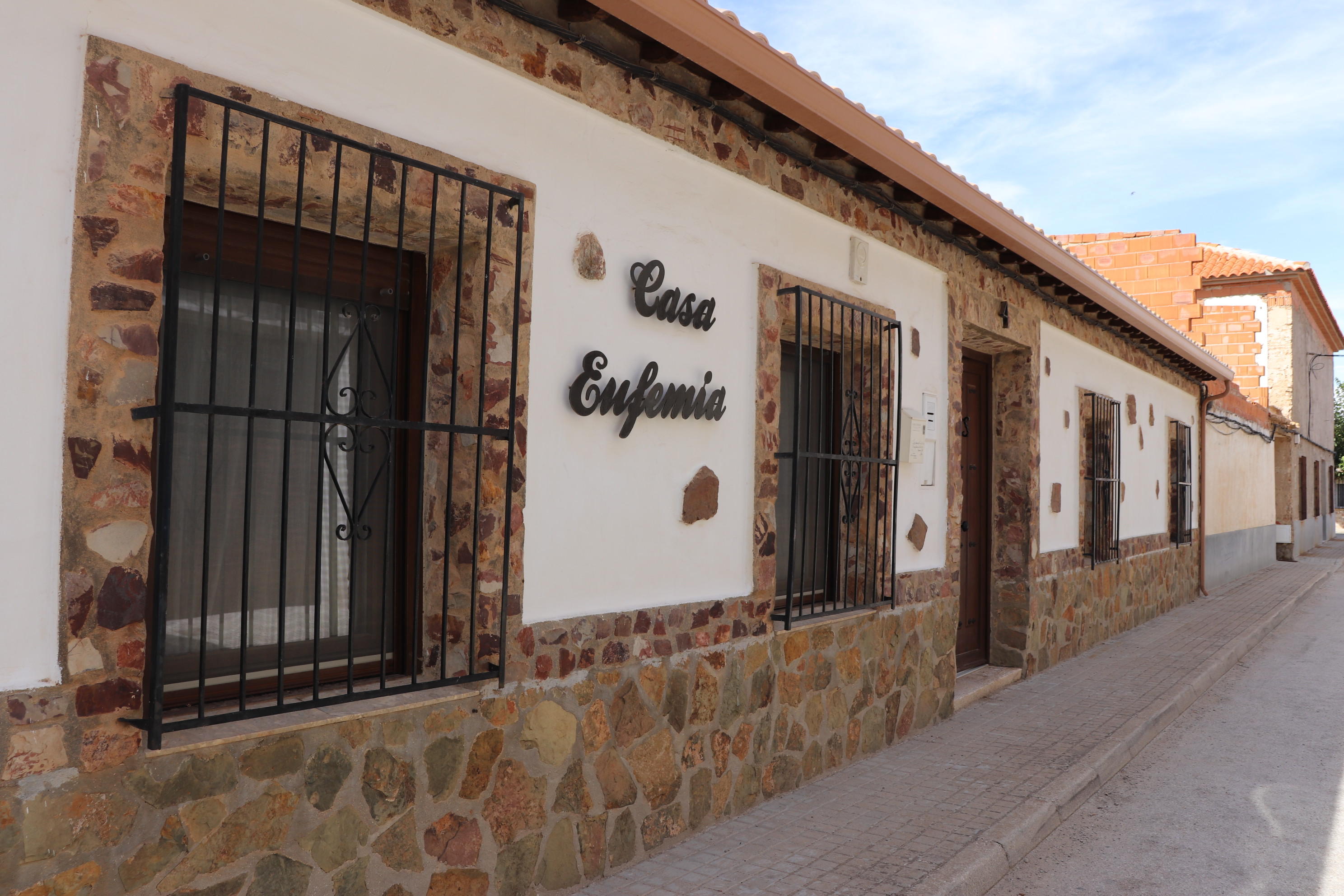 Fachada de Casa Eufemia, casa rural en Arenales de San Gregorio